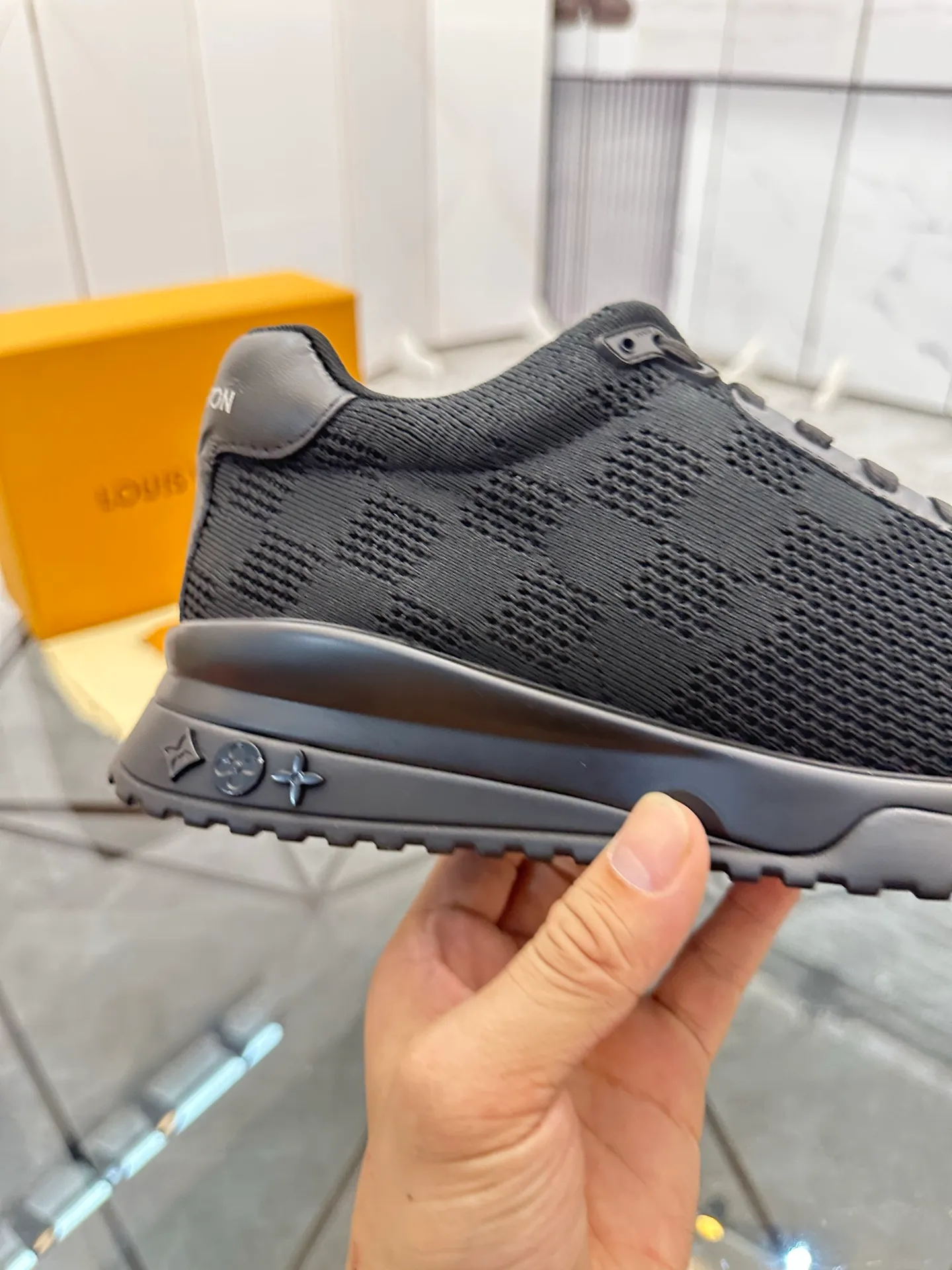Men's shoes for sale💰: 💰P560¥ High-end quality Product trademark: LV* "Louis Vuitton*" low-top sneakers Regular size: 38-44 (can be customized to 45.46.) Product materials: imported breathable fly knit upper, breathable lining, original raw rubber translucent combination outsole. Number: 2068